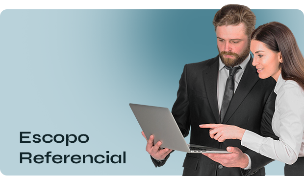 Um homem e uma mulher olhando e analisando um notebook