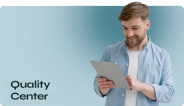 Um menino de costas, com uma camisa marrom-bege, usando oculos, olhando para uma tela com codigos de programação, ao lado dele escrito Sustentação de Sistemas 2.0